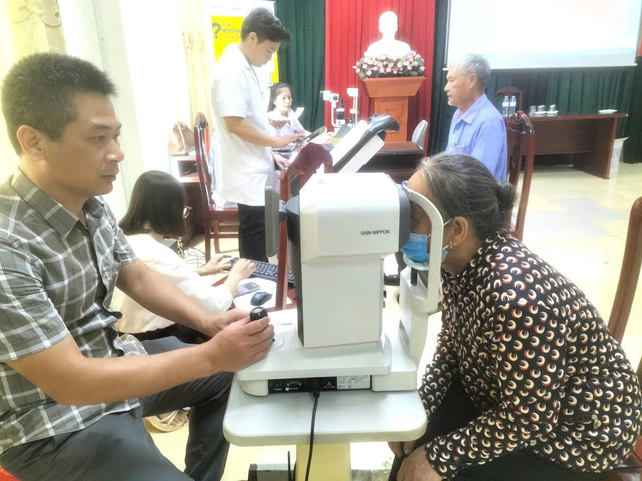 BỆNH VIỆN MẮT NAM ĐỊNH PHỐI HỢP TỔ CHỨC KHÁM SÀNG LỌC CÁC BỆNH VÕNG MẠC DO BIẾN CHỨNG CỦA BỆNH TIỀU ĐƯỜNG VÀ TĂNG HUYẾT ÁP TẠI BỆNH VIỆN ĐA KHOA XUÂN TRƯỜNG