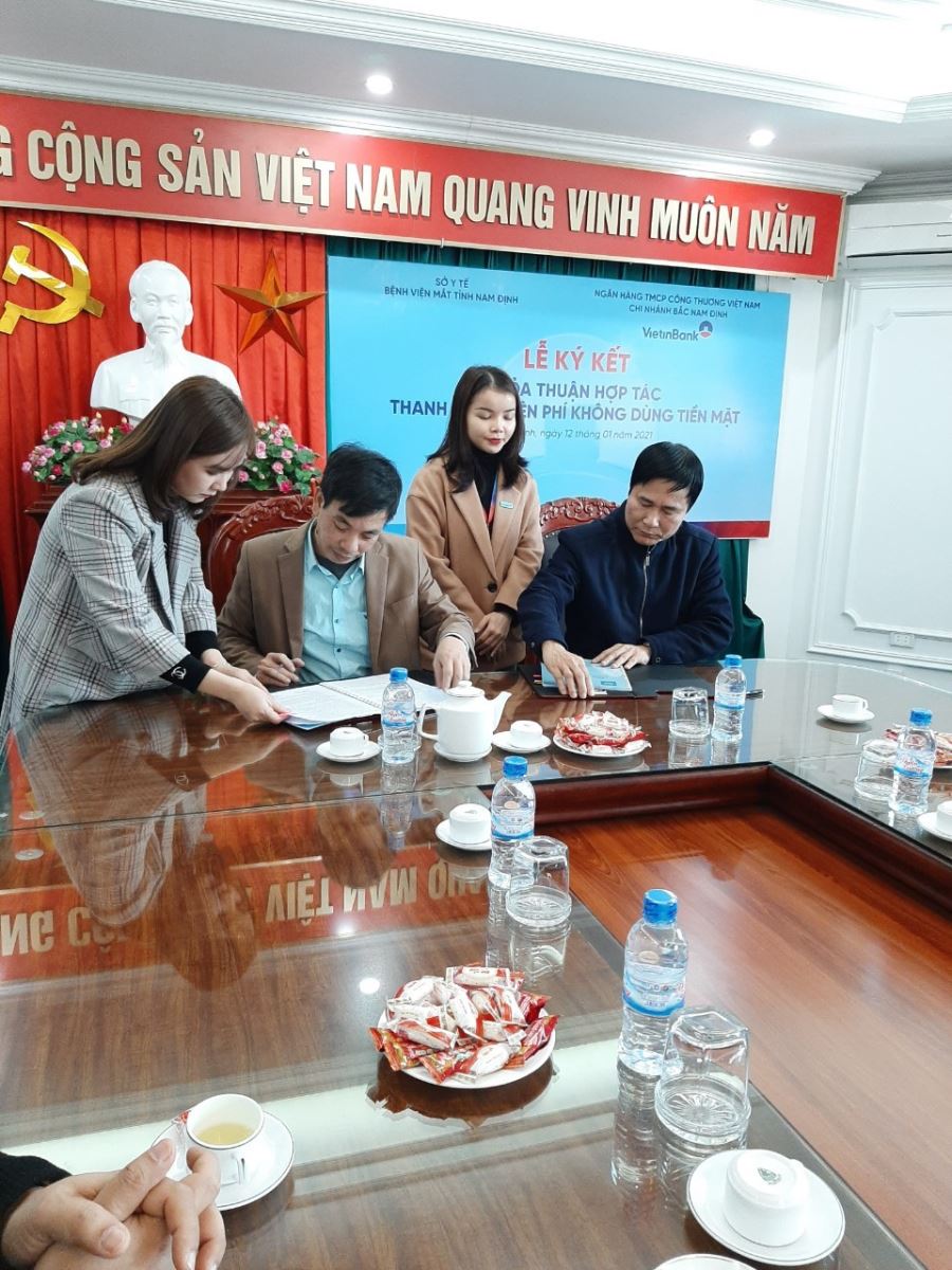Ký kết thỏa thuận hợp tác về thực hiện thanh toán viện phí không dùng tiền mặt tại Bệnh viện Mắt tỉnh Nam Định