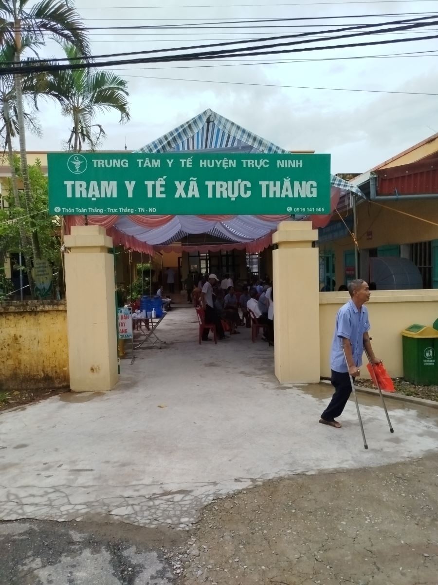 Đoàn viên Chi đoàn Bệnh viện Mắt tỉnh Nam Định tham gia khám chữa bệnh nhân đạo