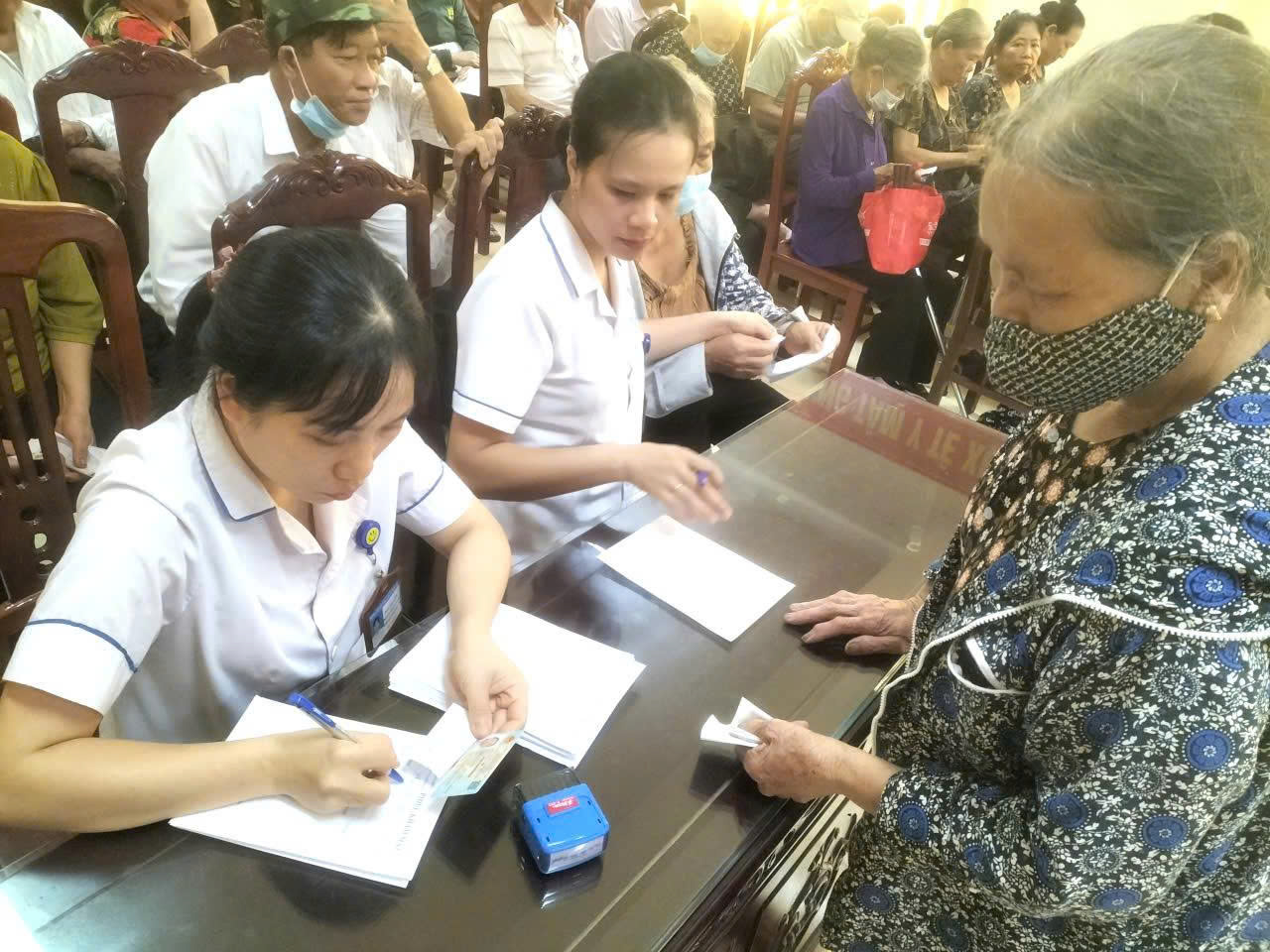 BỆNH VIỆN MẮT NAM ĐỊNH PHỐI HỢP TỔ CHỨC KHÁM SÀNG LỌC CÁC BỆNH VÕNG MẠC DO BIẾN CHỨNG CỦA BỆNH TIỀU ĐƯỜNG VÀ TĂNG HUYẾT ÁP TẠI BỆNH VIỆN ĐA KHOA XUÂN TRƯỜNG