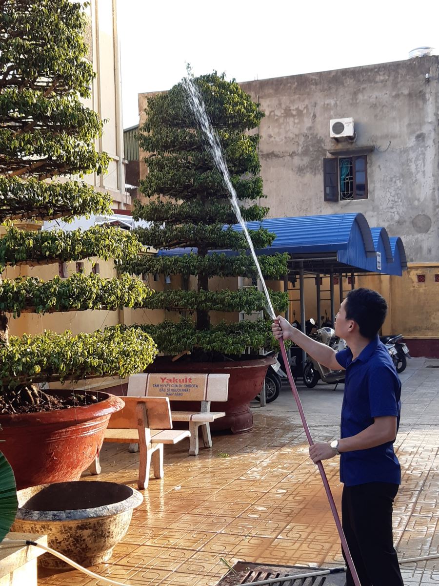 Đoàn viên TNCS Hồ Chí Minh của Chi đoàn Bệnh viện Mắt tỉnh Nam Định làm công tác vệ sinh ngoại cảnh định kỳ, duy trì và phát huy là bệnh viện Xanh – Sạch – Đẹp