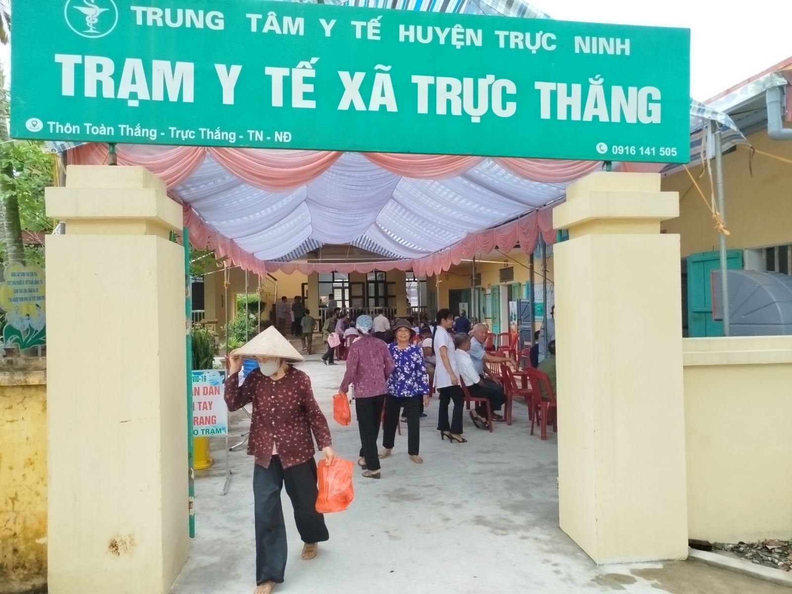 Đoàn viên Chi đoàn Bệnh viện Mắt tỉnh Nam Định tham gia khám chữa bệnh nhân đạo