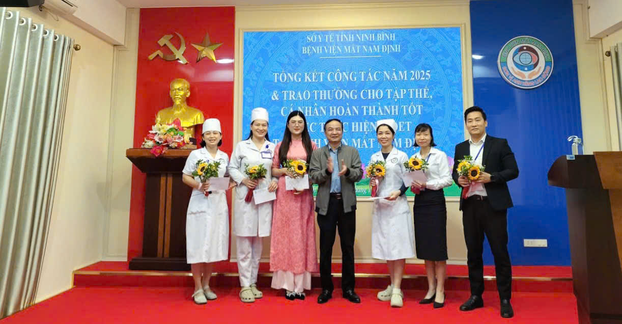 BỆNH VIỆN MẮT NAM ĐỊNH TỔ CHỨC TỔNG KẾT CÔNG TÁC NĂM 2025 VÀ TRAO THƯỞNG CHO TẬP THỂ, CÁ NHÂN HOÀN THÀNH TỐT VIỆC THỰC HIỆN AIDET TẠI BỆNH VIỆN