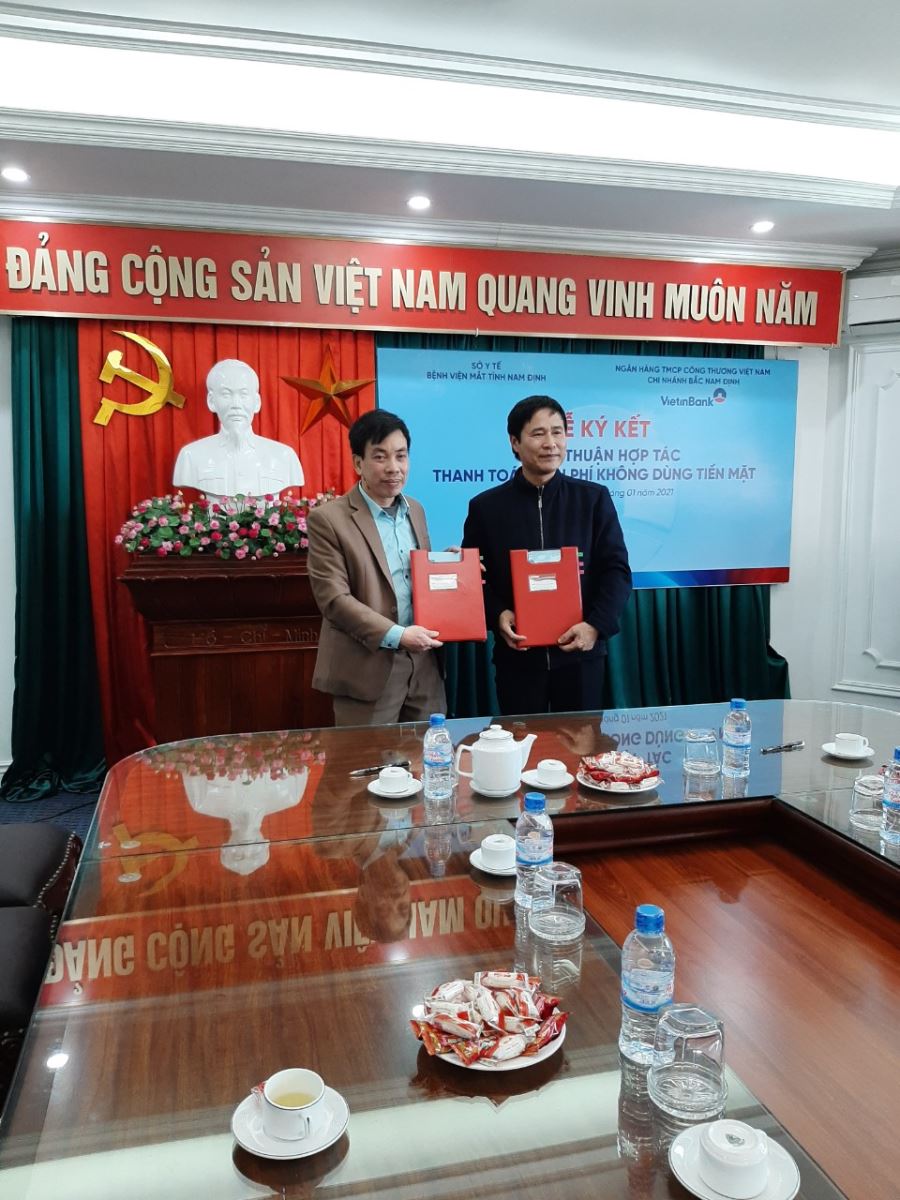 Ký kết thỏa thuận hợp tác về thực hiện thanh toán viện phí không dùng tiền mặt tại Bệnh viện Mắt tỉnh Nam Định