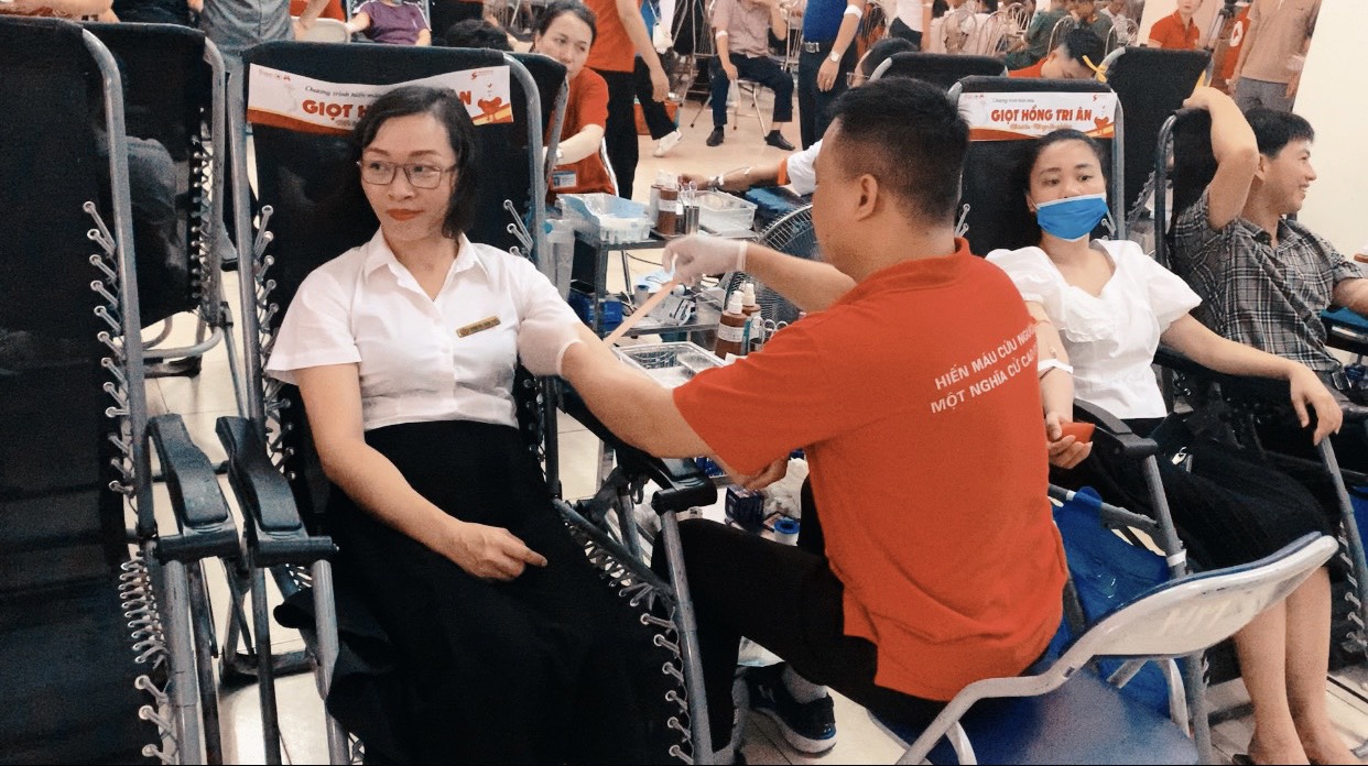Cán bộ, nhân viên Bệnh viện Mắt tham gia hiến máu tình nguyện hưởng ứng Ngày hội Những giọt máu hồng – hè 2023