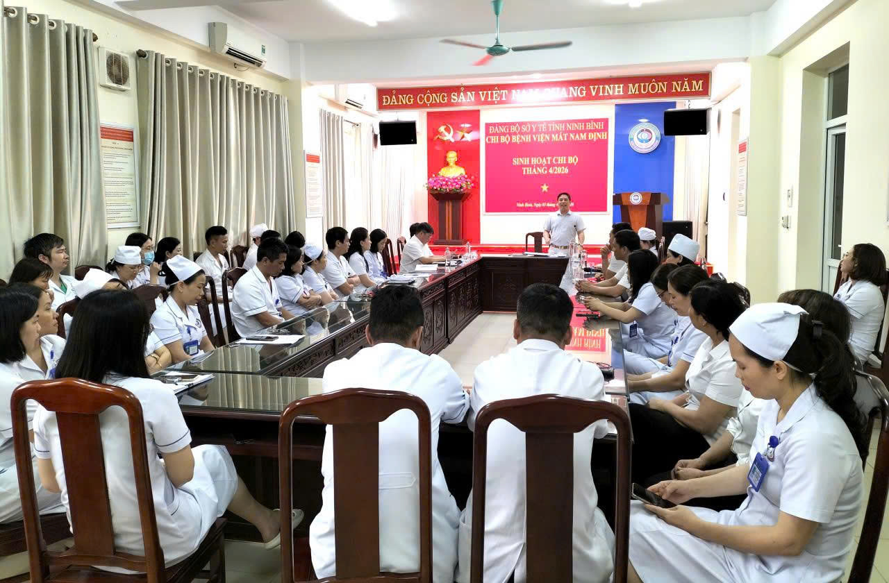 Bệnh viện Mắt Nam Định: Sinh hoạt Chi bộ chuyên đề quý II gắn với quyết tâm cải tiến chất lượng bệnh viện