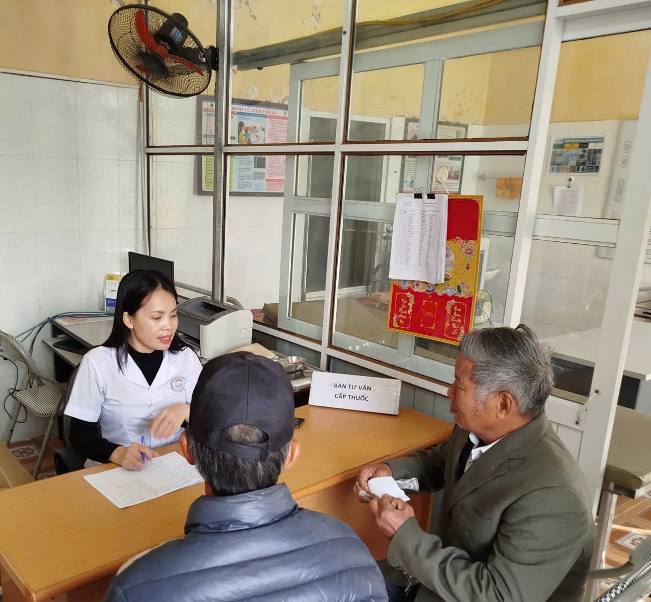 Khám mắt và cấp thuốc miễn phí cho nhân dân xã Nam Toàn, huyện Nam Trực, tỉnh Nam Định
