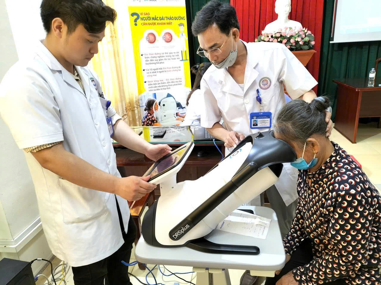 BỆNH VIỆN MẮT NAM ĐỊNH PHỐI HỢP TỔ CHỨC KHÁM SÀNG LỌC CÁC BỆNH VÕNG MẠC DO BIẾN CHỨNG CỦA BỆNH TIỀU ĐƯỜNG VÀ TĂNG HUYẾT ÁP TẠI BỆNH VIỆN ĐA KHOA XUÂN TRƯỜNG