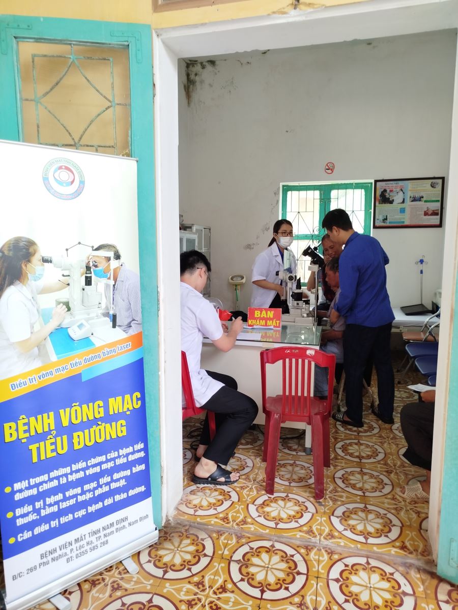 Đoàn viên Chi đoàn Bệnh viện Mắt tỉnh Nam Định tham gia khám chữa bệnh nhân đạo