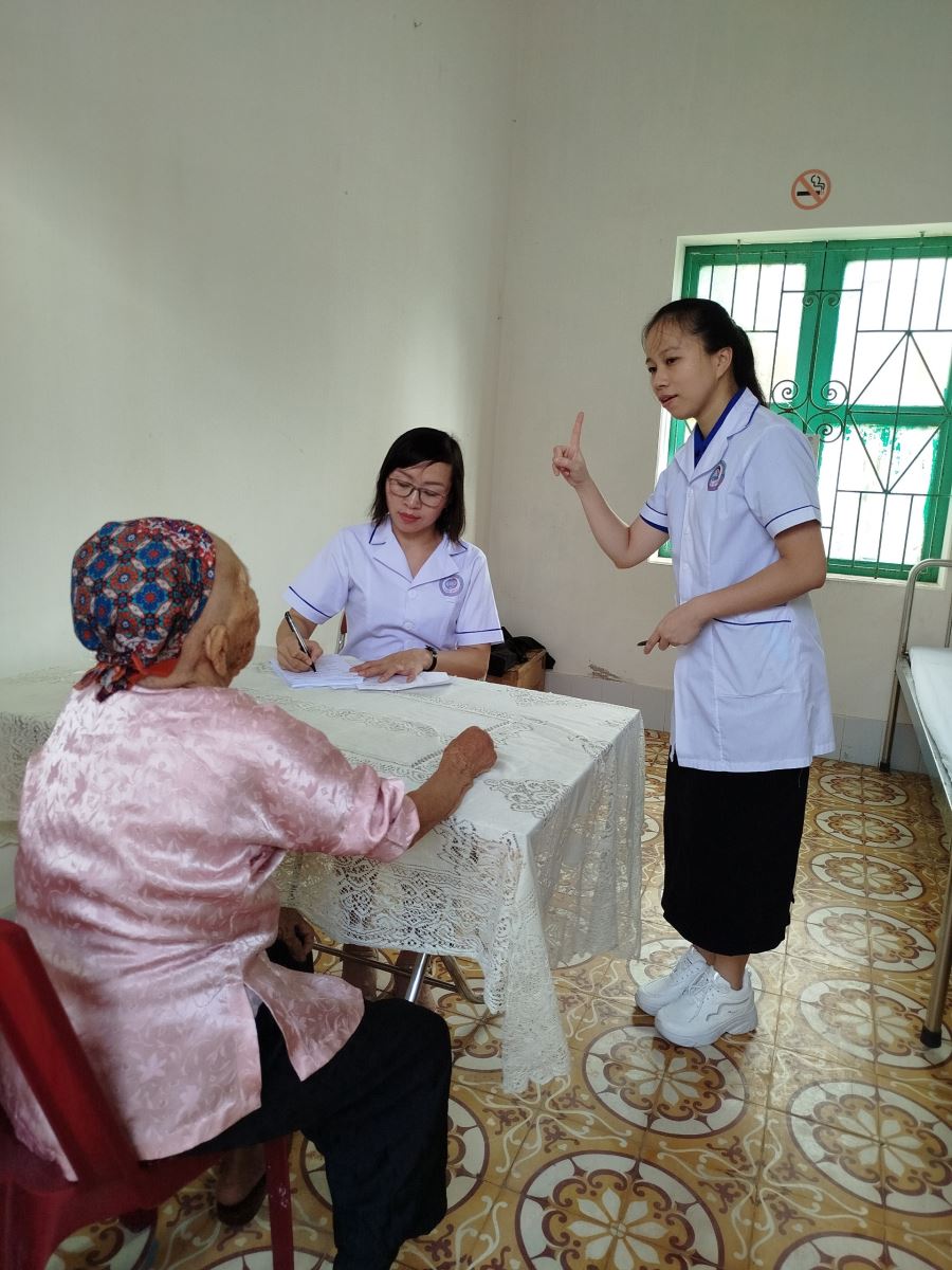 Đoàn viên Chi đoàn Bệnh viện Mắt tỉnh Nam Định tham gia khám chữa bệnh nhân đạo