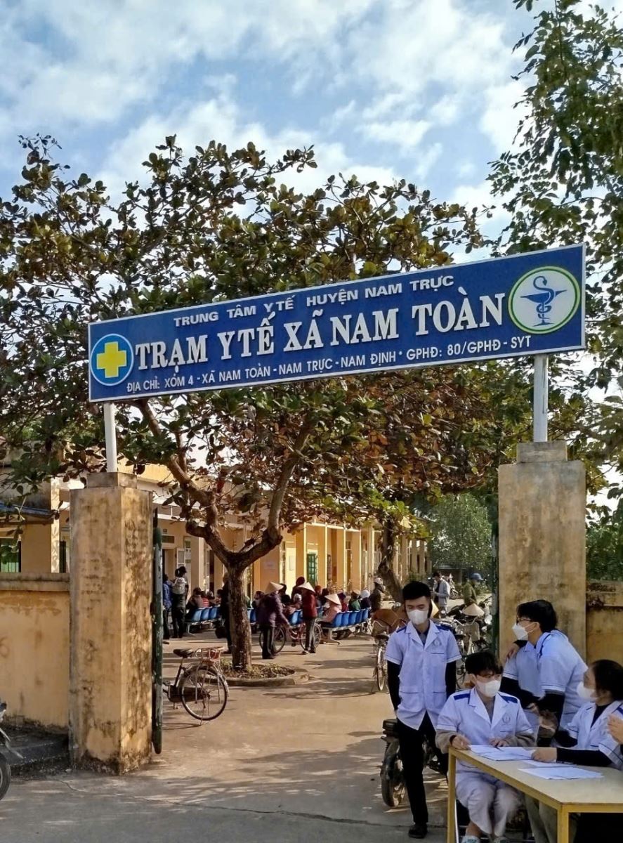 Khám mắt và cấp thuốc miễn phí cho nhân dân xã Nam Toàn, huyện Nam Trực, tỉnh Nam Định
