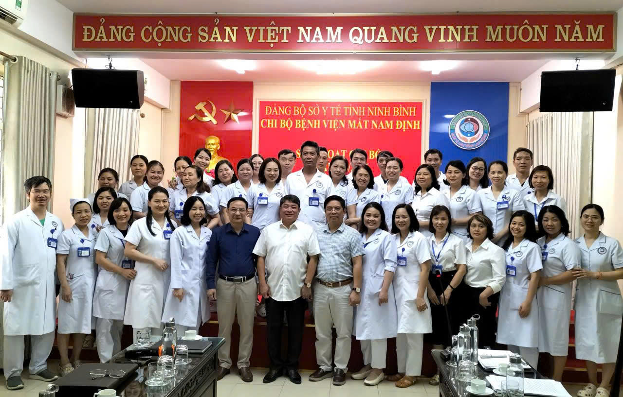 Bệnh viện Mắt Nam Định: Sinh hoạt Chi bộ chuyên đề quý II gắn với quyết tâm cải tiến chất lượng bệnh viện