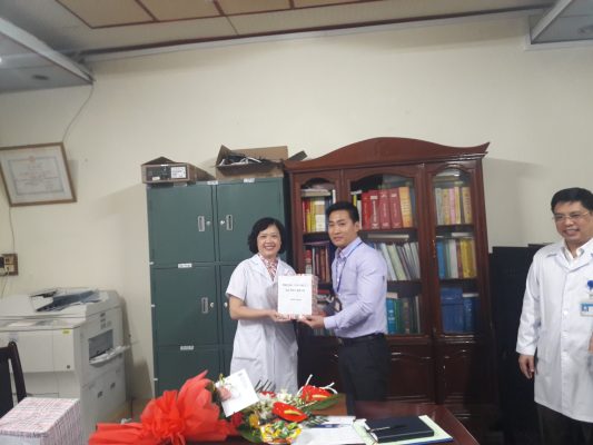Bệnh viện Mắt Nam Định chia tay cán bộ về hưu