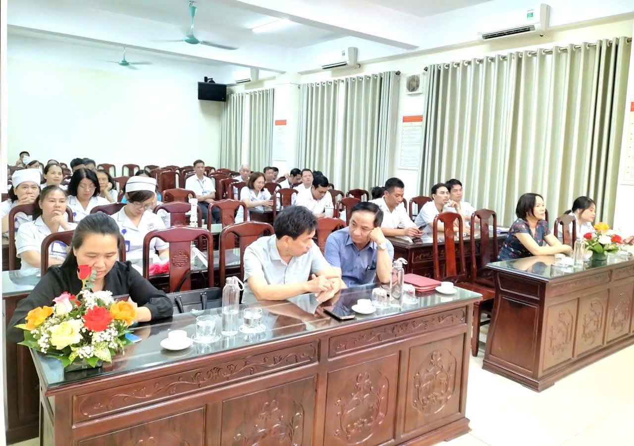 Bệnh viện Mắt Nam Định tổ chức hội nghị sơ kết công tác 6 tháng đầu năm 2026 và trao thưởng cho tập thể, cá nhân có thư khen