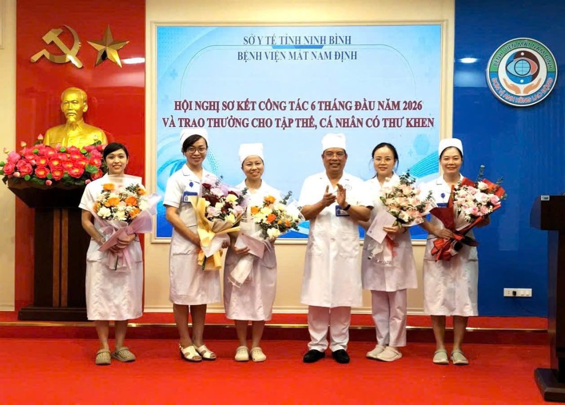Bệnh viện Mắt Nam Định tổ chức hội nghị sơ kết công tác 6 tháng đầu năm 2026 và trao thưởng cho tập thể, cá nhân có thư khen