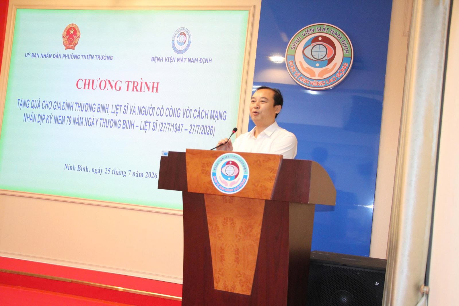 Bệnh viện Mắt Nam Định tổ chức khám, tư vấn và cấp thuốc miễn phí cho người có công và thân nhân liệt sỹ