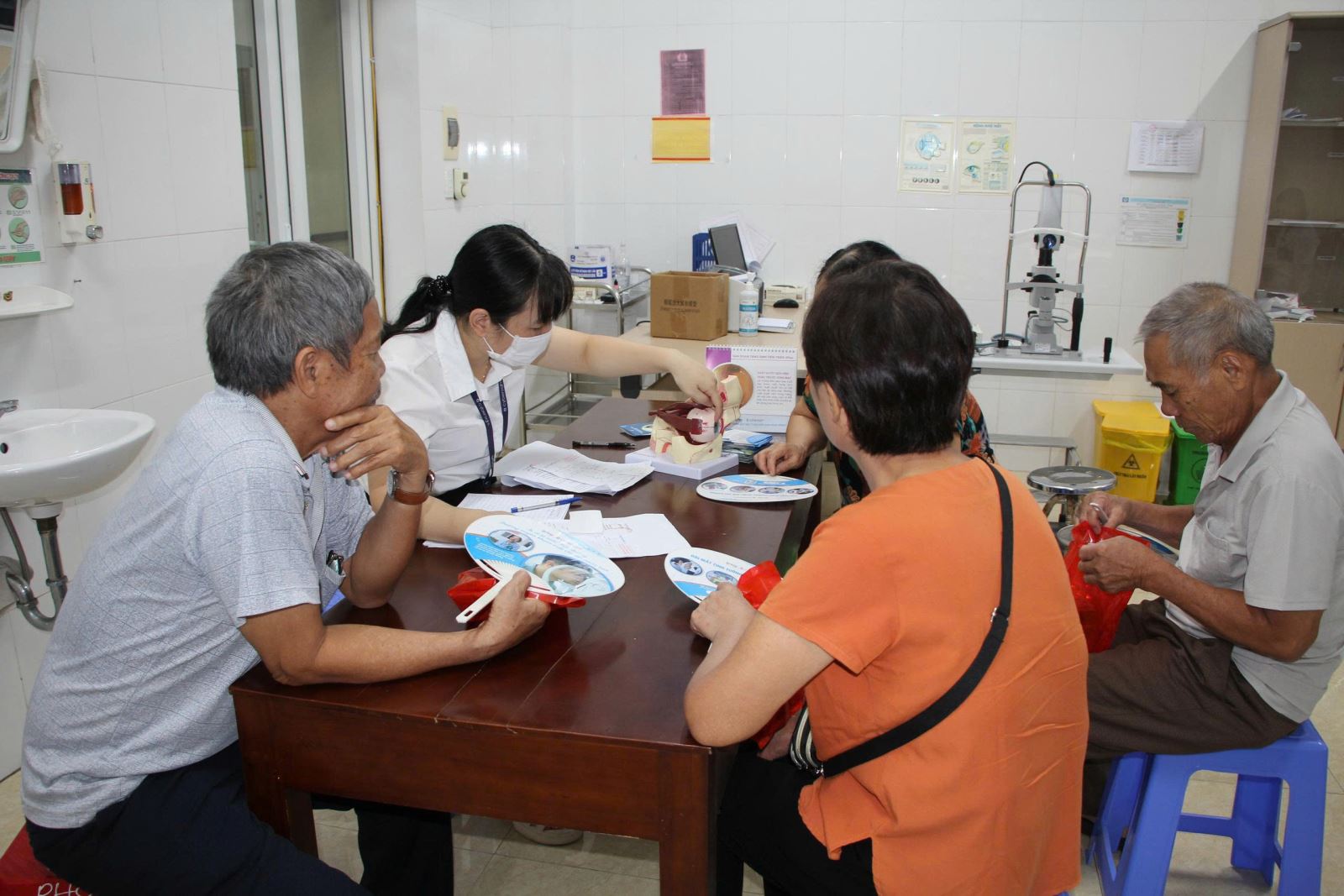 Bệnh viện Mắt Nam Định tổ chức khám, tư vấn và cấp thuốc miễn phí cho người có công và thân nhân liệt sỹ