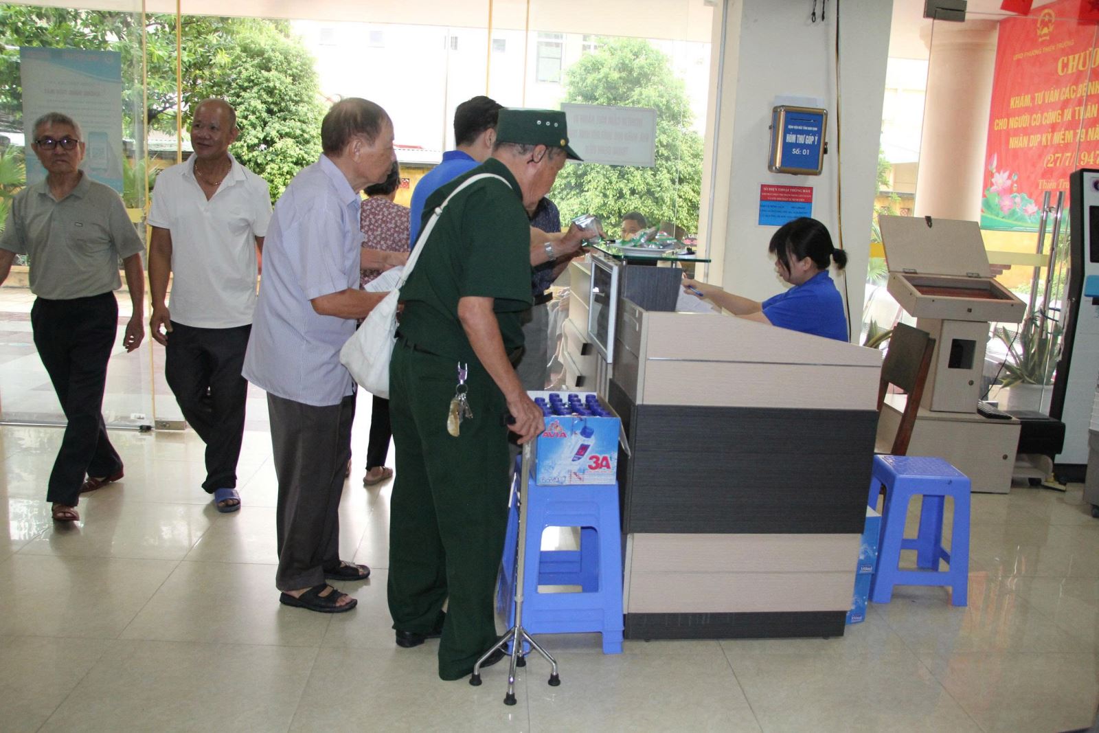 Bệnh viện Mắt Nam Định tổ chức khám, tư vấn và cấp thuốc miễn phí cho người có công và thân nhân liệt sỹ