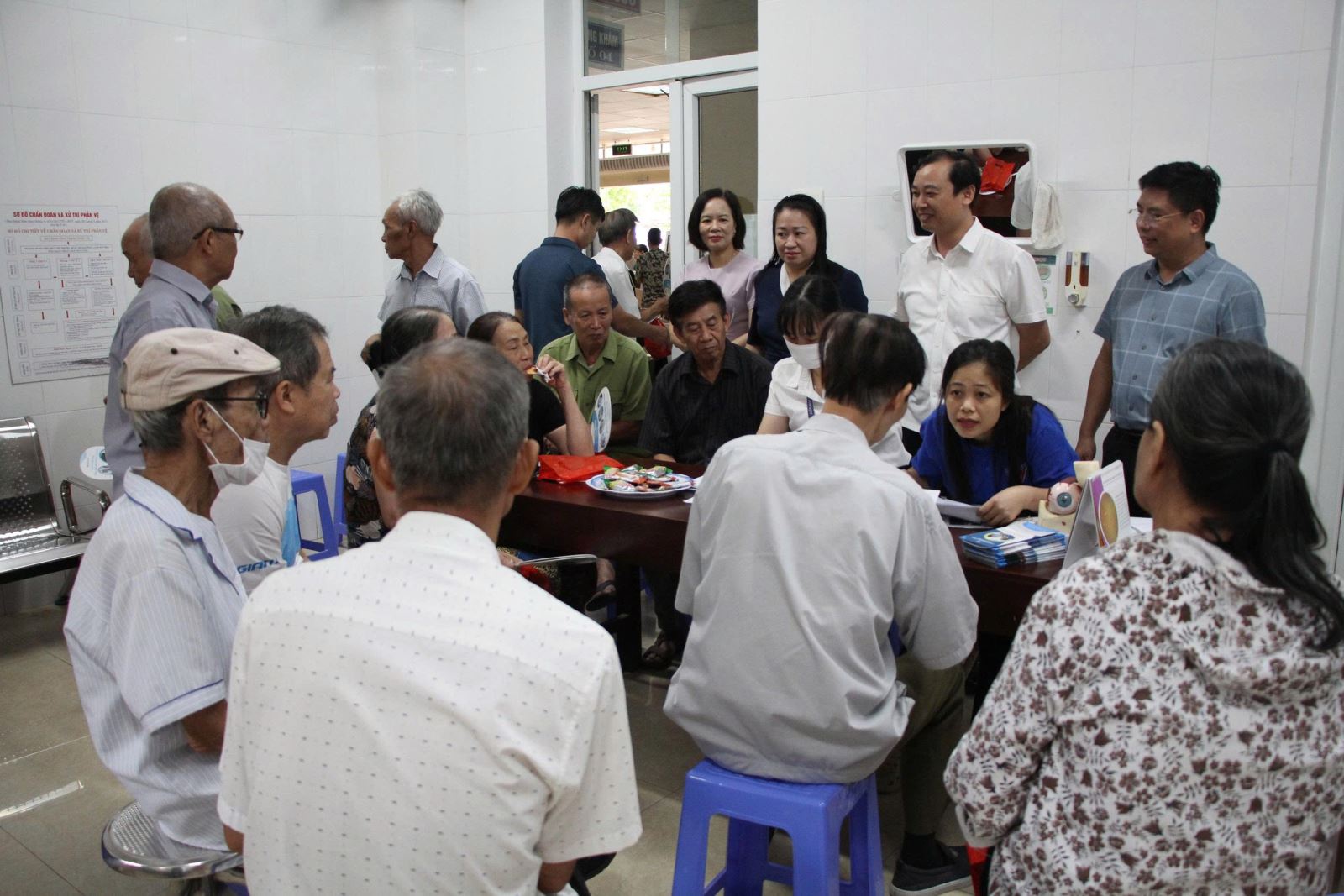 Bệnh viện Mắt Nam Định tổ chức khám, tư vấn và cấp thuốc miễn phí cho người có công và thân nhân liệt sỹ