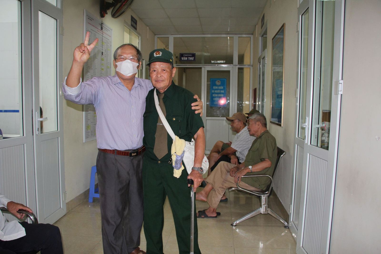 Bệnh viện Mắt Nam Định tổ chức khám, tư vấn và cấp thuốc miễn phí cho người có công và thân nhân liệt sỹ