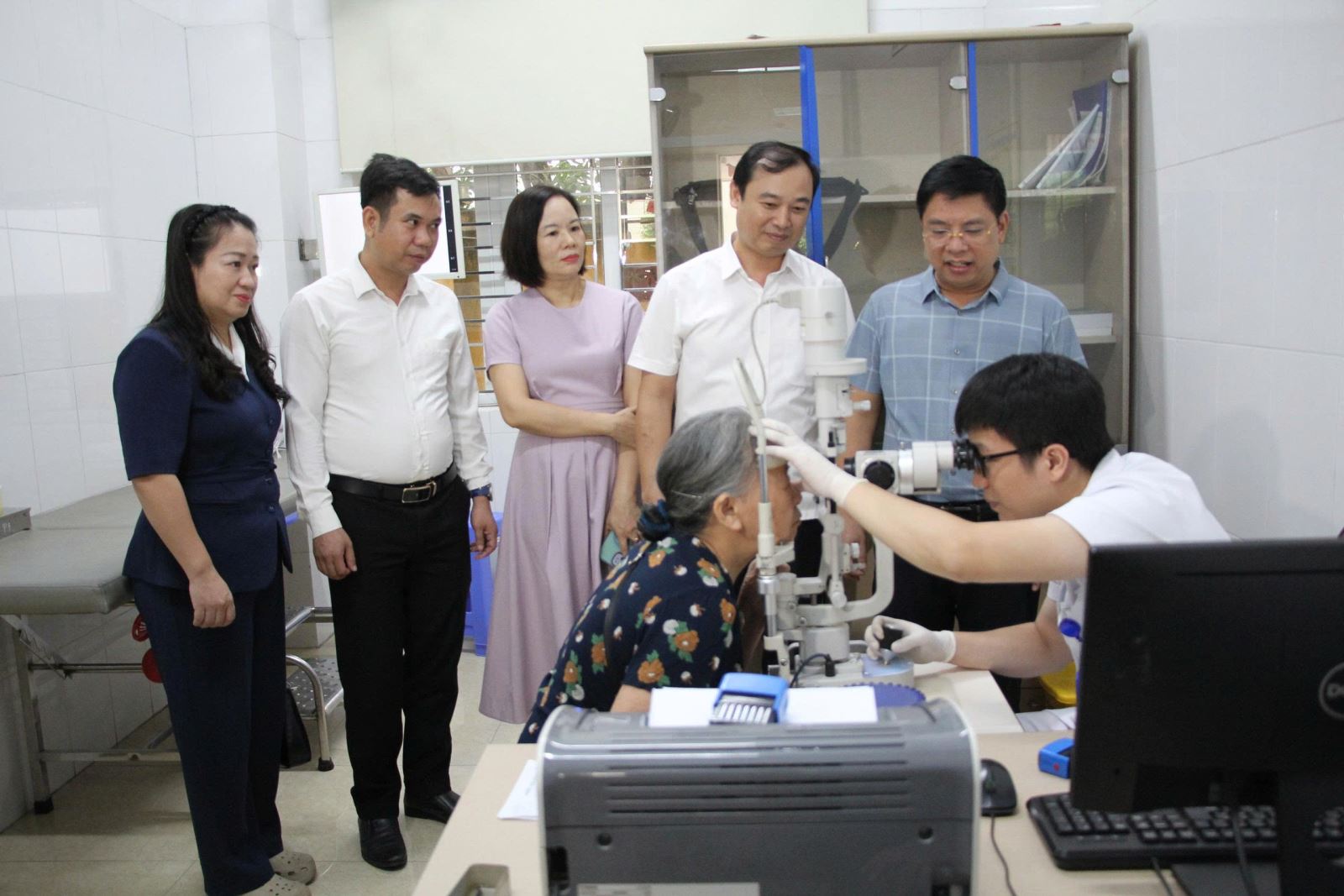 Bệnh viện Mắt Nam Định tổ chức khám, tư vấn và cấp thuốc miễn phí cho người có công và thân nhân liệt sỹ