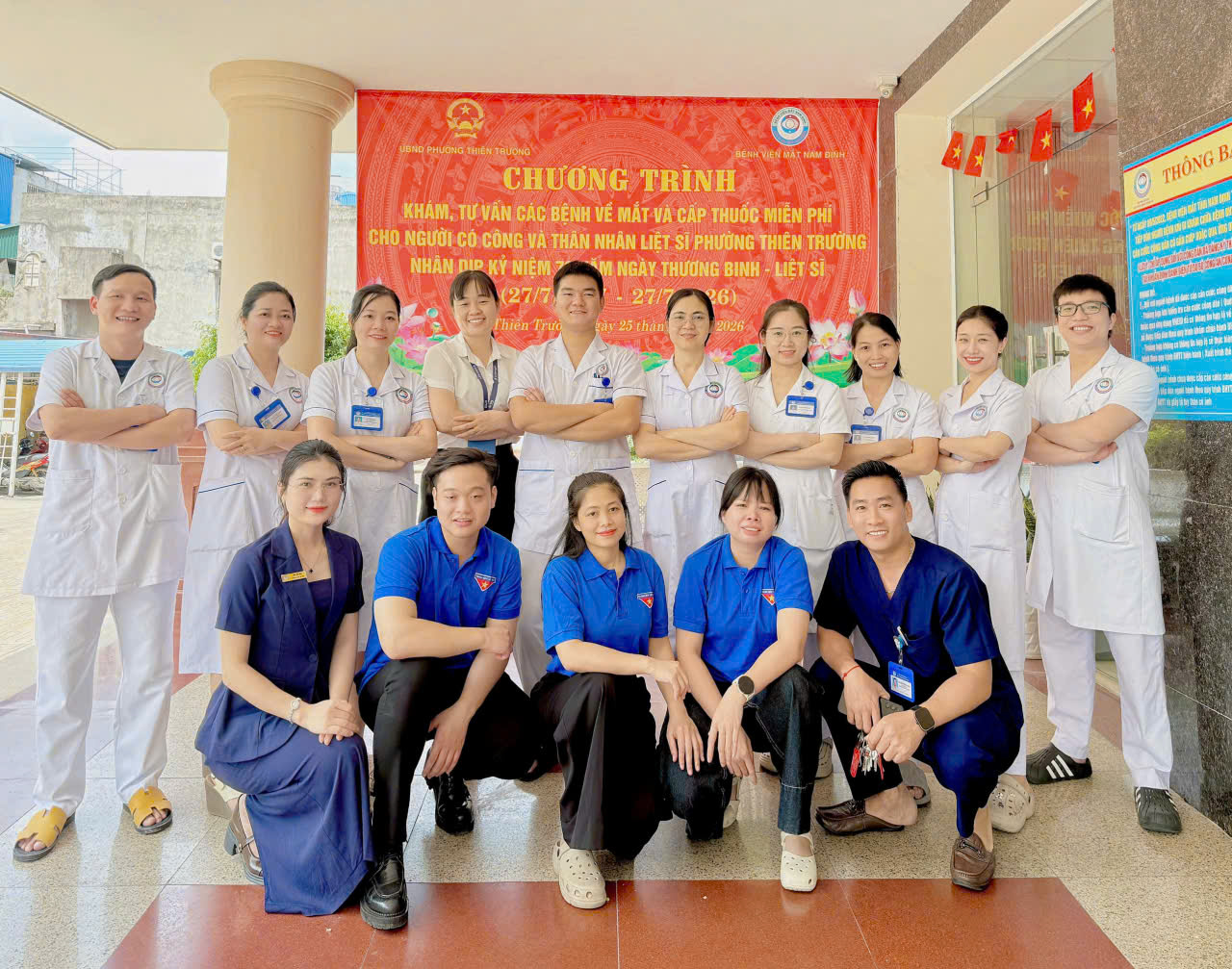 Bệnh viện Mắt Nam Định tổ chức khám, tư vấn và cấp thuốc miễn phí cho người có công và thân nhân liệt sỹ