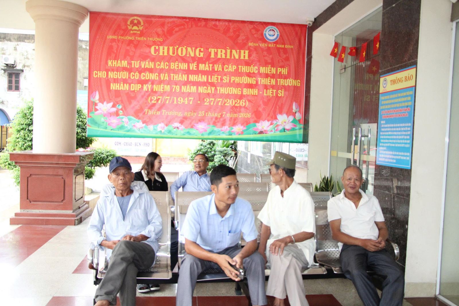 Bệnh viện Mắt Nam Định tổ chức khám, tư vấn và cấp thuốc miễn phí cho người có công và thân nhân liệt sỹ