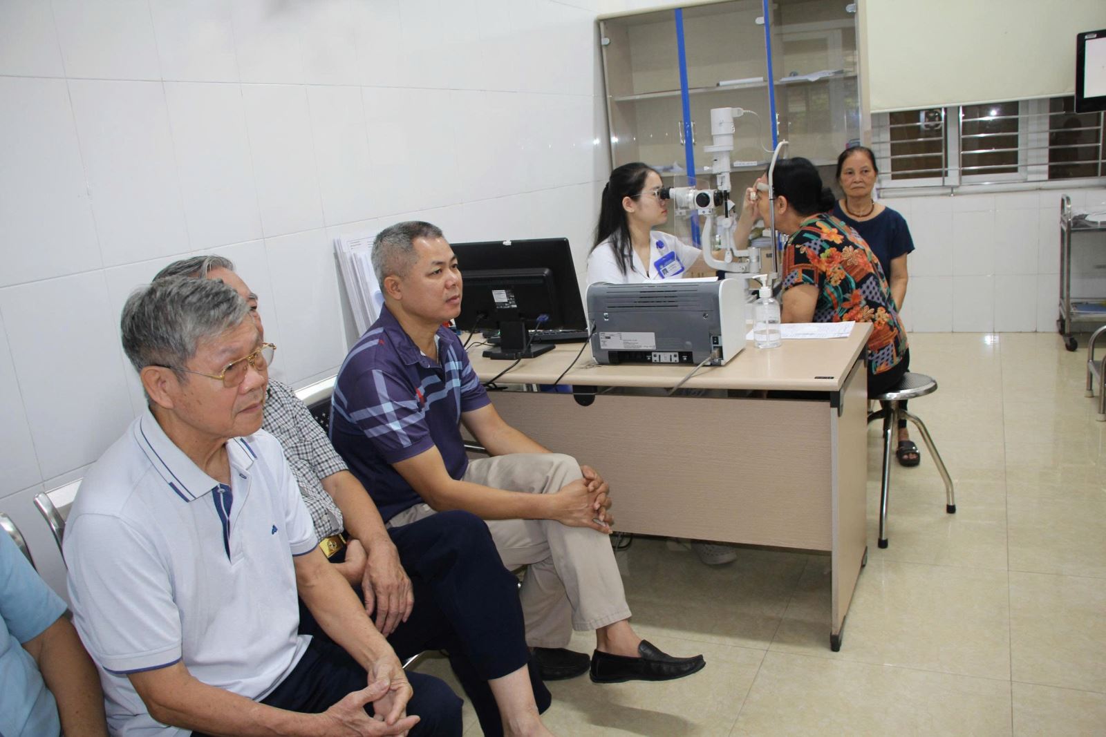 Bệnh viện Mắt Nam Định tổ chức khám, tư vấn và cấp thuốc miễn phí cho người có công và thân nhân liệt sỹ