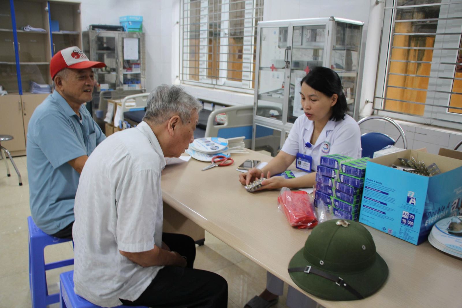 Bệnh viện Mắt Nam Định tổ chức khám, tư vấn và cấp thuốc miễn phí cho người có công và thân nhân liệt sỹ