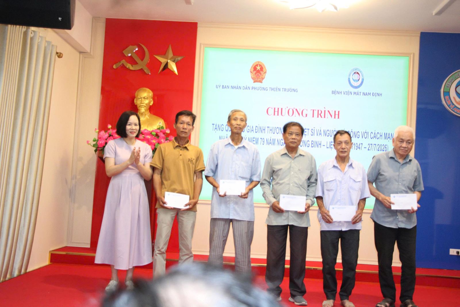 Bệnh viện Mắt Nam Định tổ chức khám, tư vấn và cấp thuốc miễn phí cho người có công và thân nhân liệt sỹ