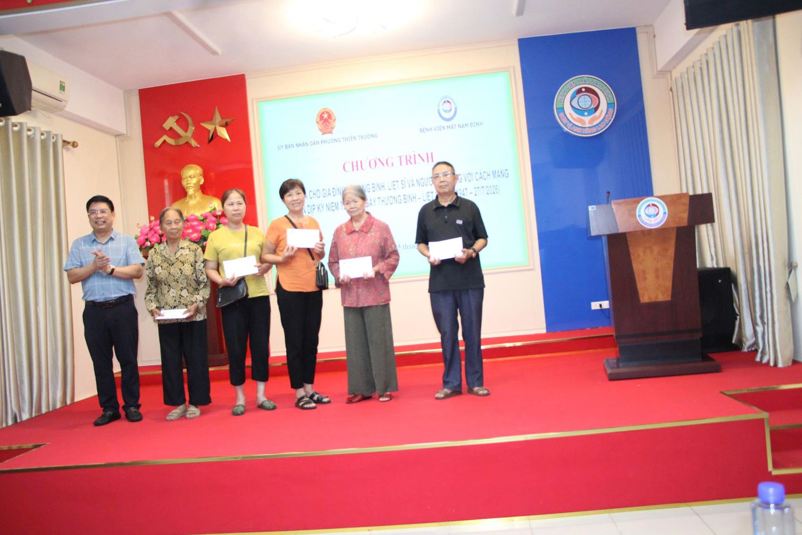 Bệnh viện Mắt Nam Định tổ chức khám, tư vấn và cấp thuốc miễn phí cho người có công và thân nhân liệt sỹ