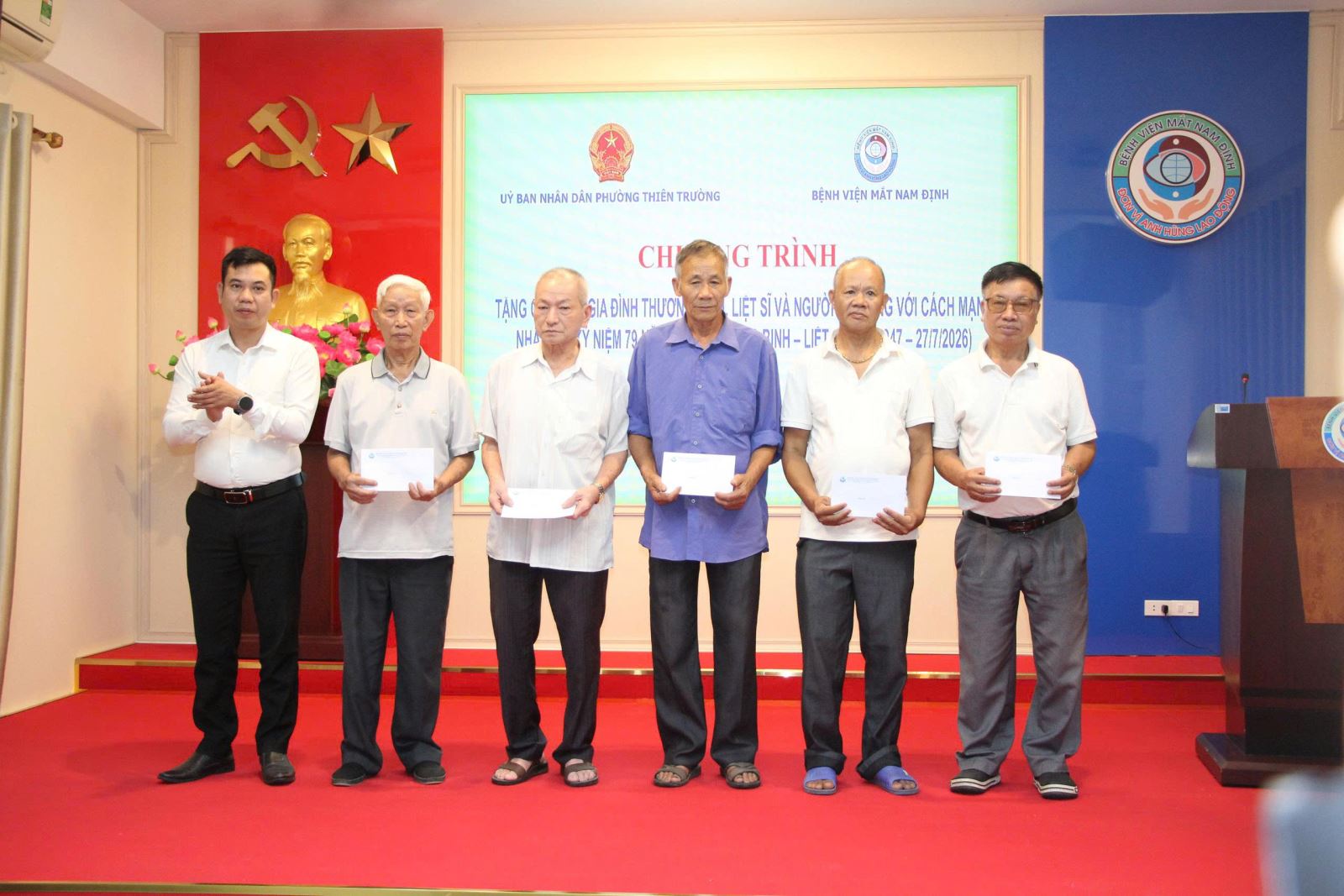 Bệnh viện Mắt Nam Định tổ chức khám, tư vấn và cấp thuốc miễn phí cho người có công và thân nhân liệt sỹ