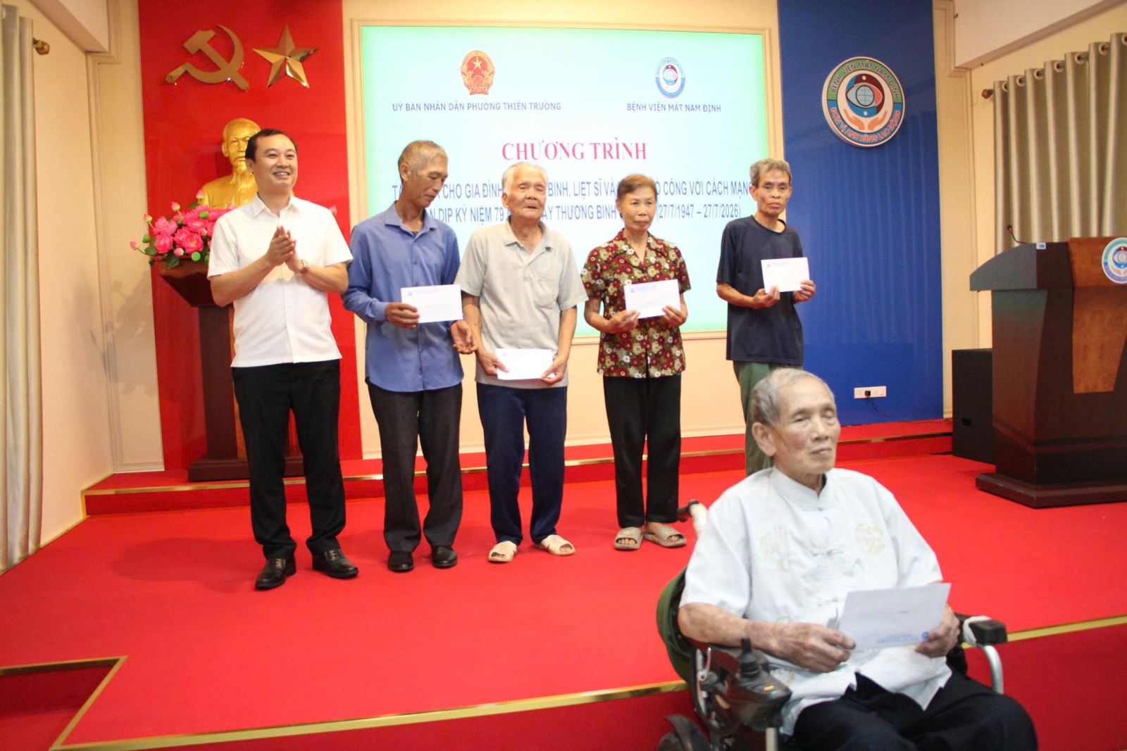Bệnh viện Mắt Nam Định tổ chức khám, tư vấn và cấp thuốc miễn phí cho người có công và thân nhân liệt sỹ