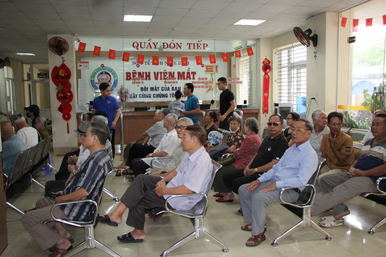 Bệnh viện Mắt Nam Định tổ chức khám, tư vấn và cấp thuốc miễn phí cho người có công và thân nhân liệt sỹ