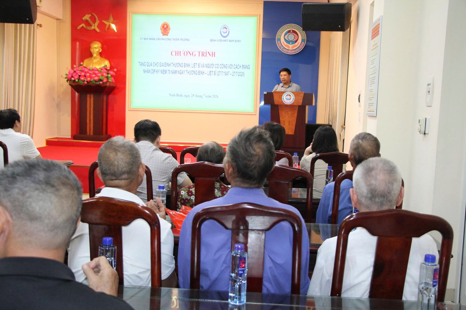 Bệnh viện Mắt Nam Định tổ chức khám, tư vấn và cấp thuốc miễn phí cho người có công và thân nhân liệt sỹ
