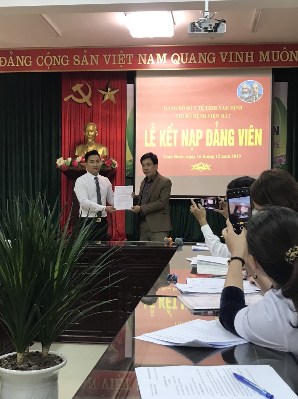 Lễ kết nạp Đảng viên Chi bộ Bệnh viện Mắt Nam Định