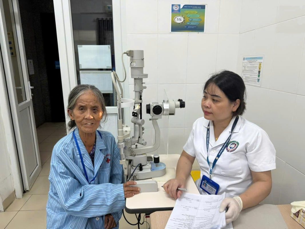 TÌM LẠI ÁNH SÁNG CHO CỤ BÀ 79 TUỔI CÓ HOÀN CẢNH ĐẶC BIỆT KHÓ KHĂN