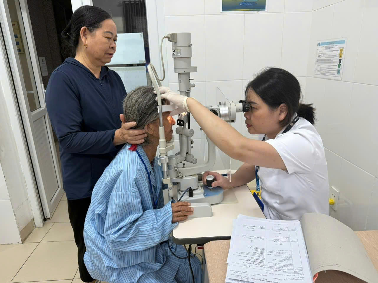 TÌM LẠI ÁNH SÁNG CHO CỤ BÀ 79 TUỔI CÓ HOÀN CẢNH ĐẶC BIỆT KHÓ KHĂN