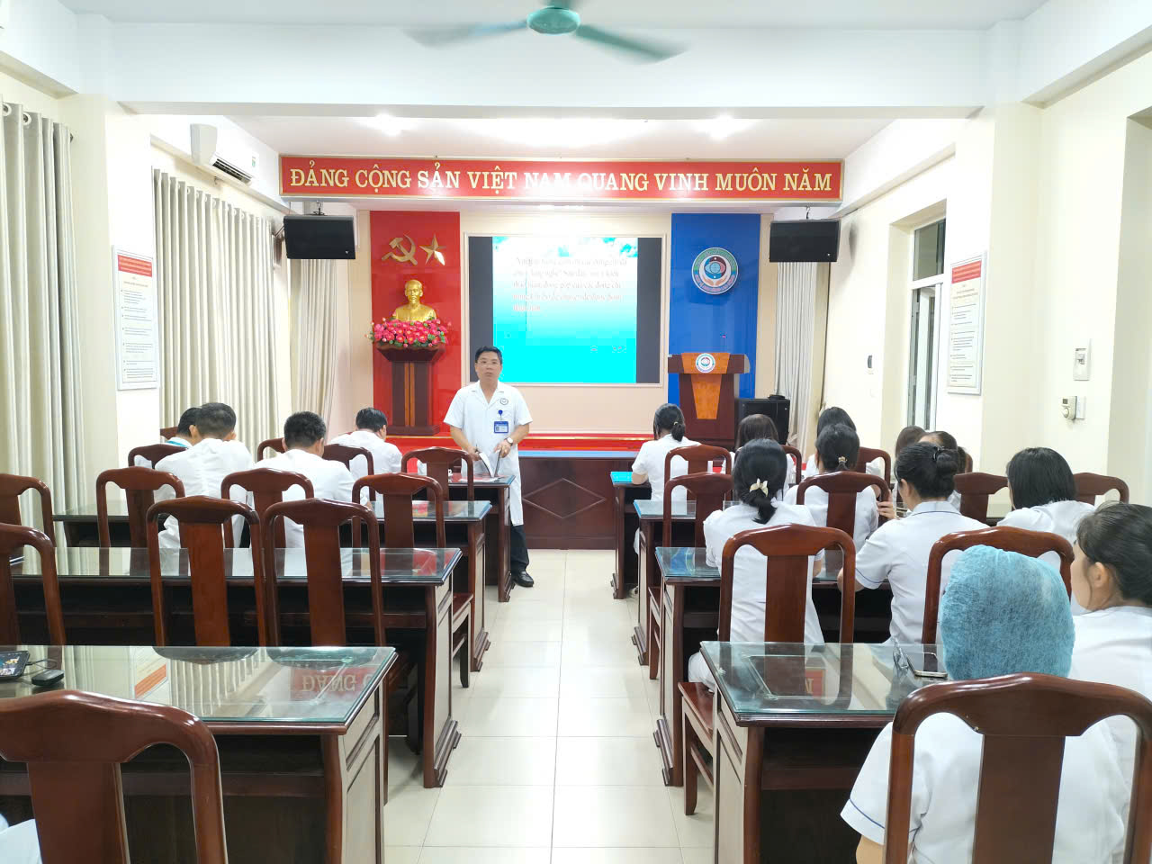 Bệnh viện Mắt Nam Định: Sinh hoạt Chi bộ chuyên đề Quý III năm 2026 gắn với quyết tâm nâng cao chất lượng chăm sóc toàn diện cho người bệnh