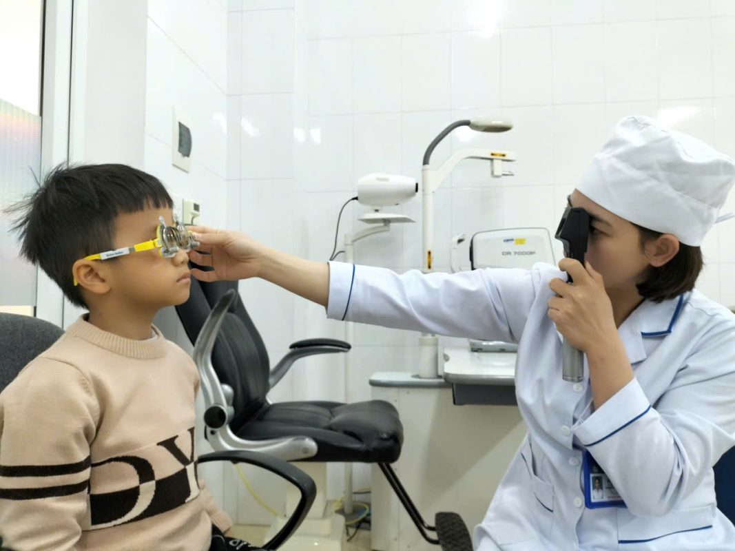 TẬT KHÚC XẠ Ở LỨA TUỔI HỌC SINH VÀ HƯỚNG DẪN CHĂM SÓC MẮT TRẺ NHỎ
