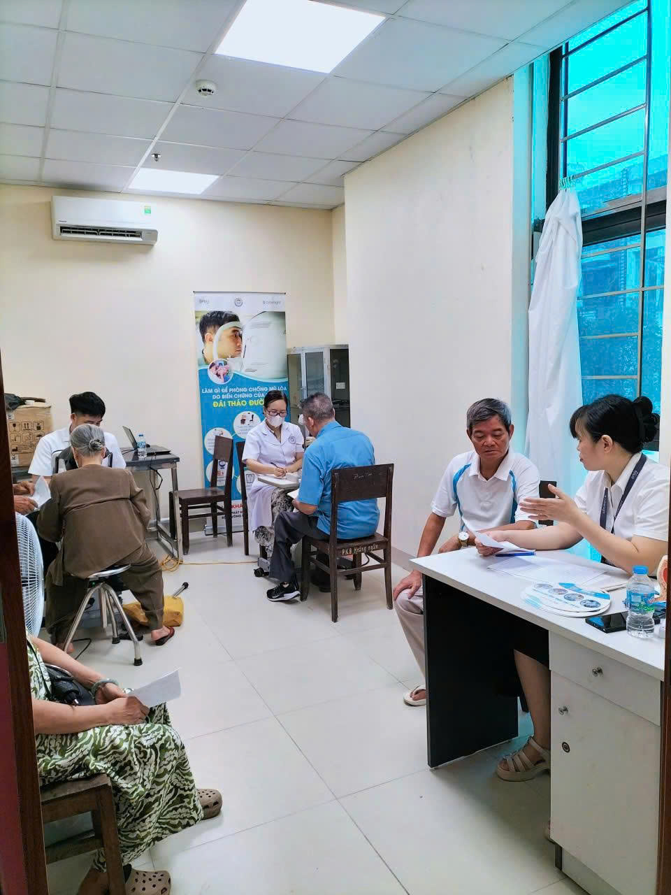 Bệnh viện Mắt Nam Định tổ chức khám sàng lọc bệnh võng mạc đái tháo đường và tư vấn mắt tại BVĐK Thành Nam