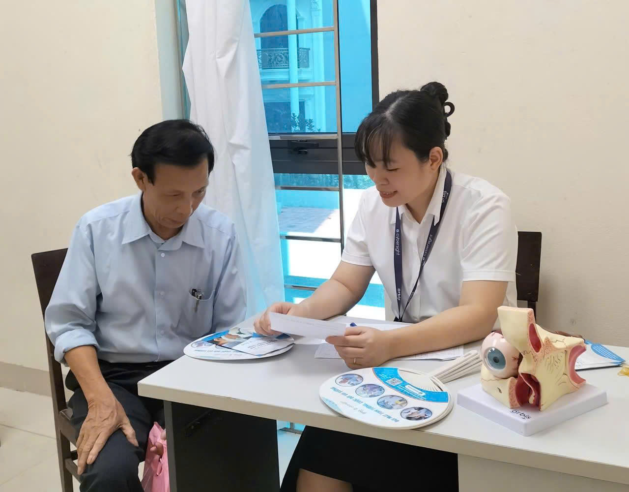 Bệnh viện Mắt Nam Định tổ chức khám sàng lọc bệnh võng mạc đái tháo đường và tư vấn mắt tại BVĐK Thành Nam