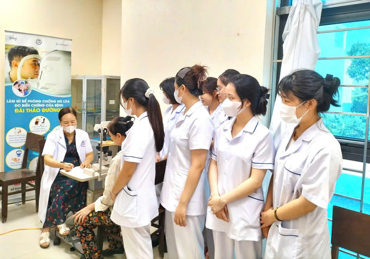 Bệnh viện Mắt Nam Định tổ chức khám sàng lọc bệnh võng mạc đái tháo đường và tư vấn mắt tại BVĐK Thành Nam