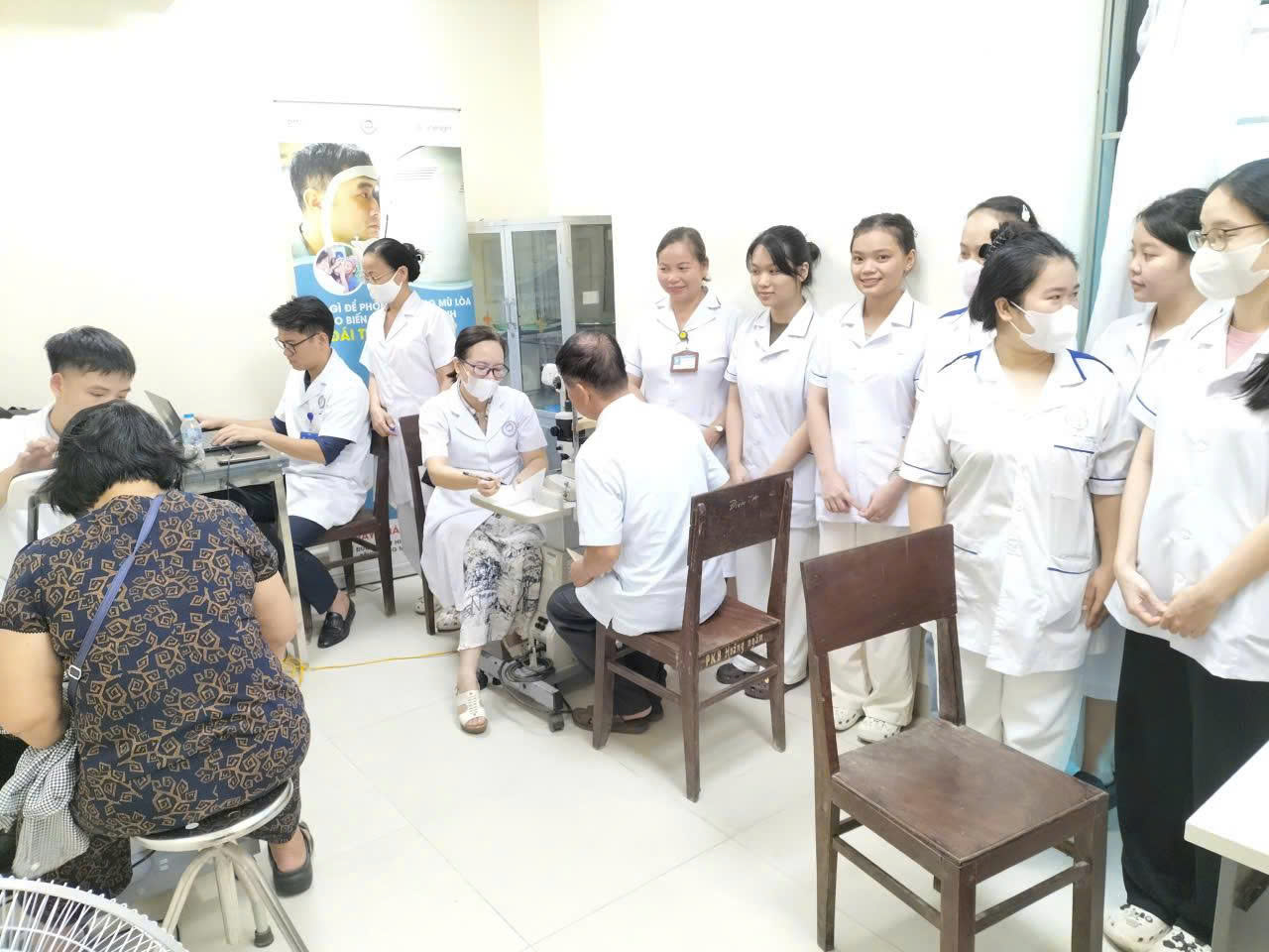 Bệnh viện Mắt Nam Định tổ chức khám sàng lọc bệnh võng mạc đái tháo đường và tư vấn mắt tại BVĐK Thành Nam