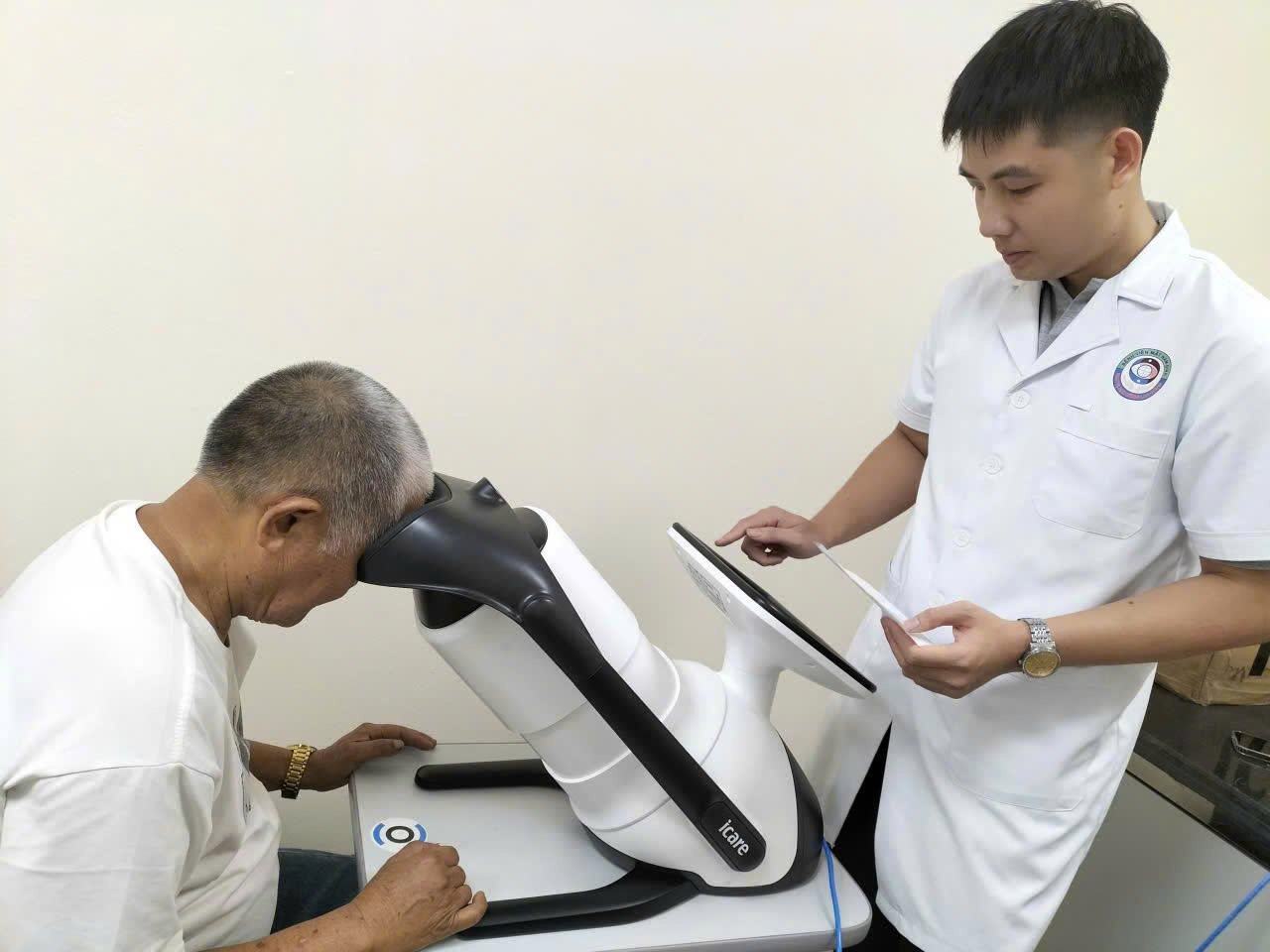 Bệnh viện Mắt Nam Định tổ chức khám sàng lọc bệnh võng mạc đái tháo đường và tư vấn mắt tại BVĐK Thành Nam