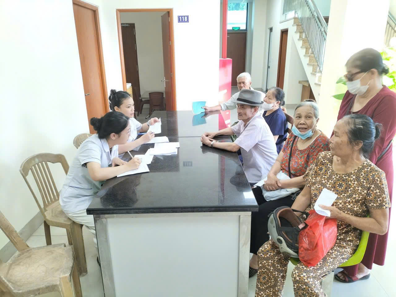 Bệnh viện Mắt Nam Định tổ chức khám sàng lọc bệnh võng mạc đái tháo đường và tư vấn mắt tại BVĐK Thành Nam